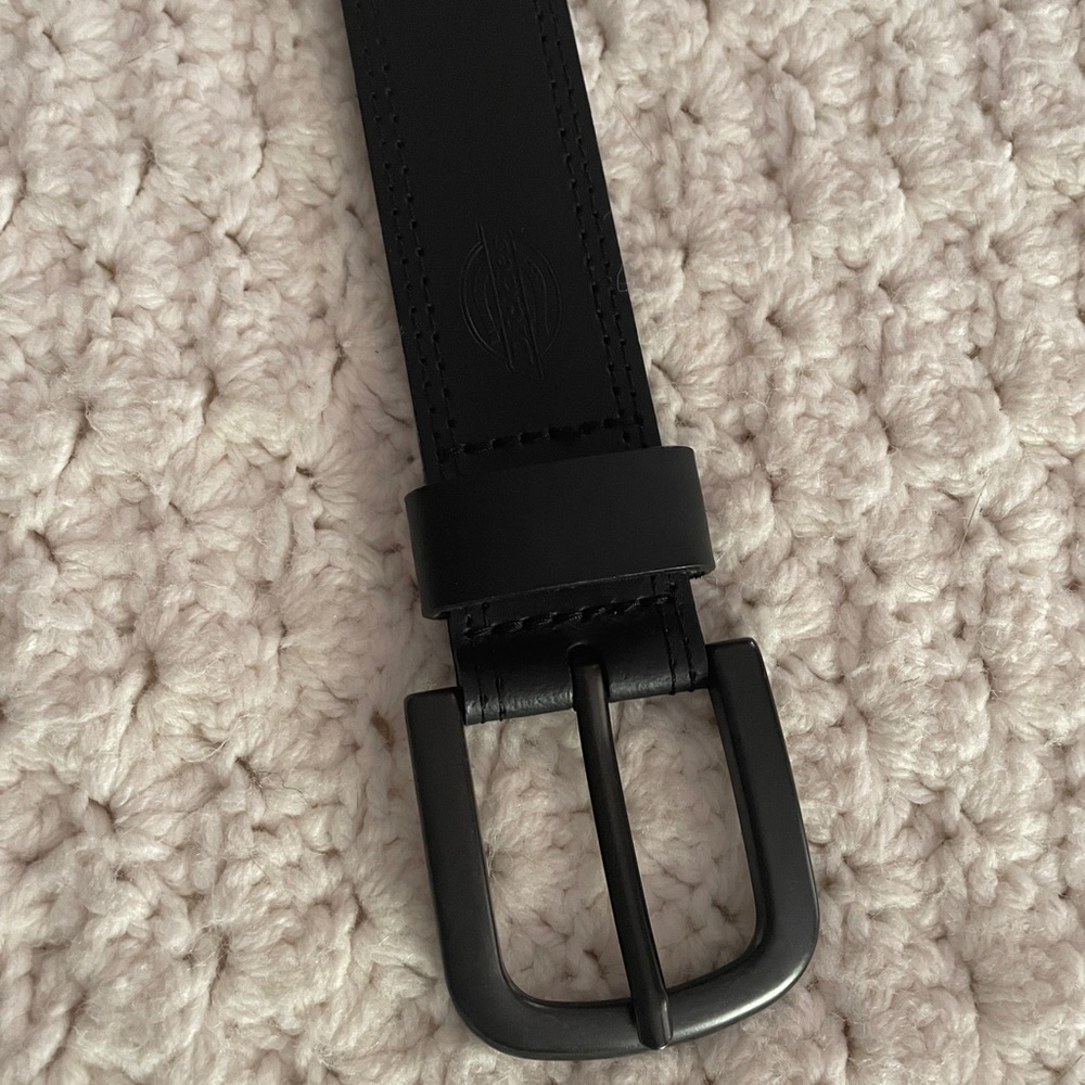 Sleek Black Men's Leather Belt